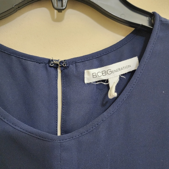 BCBGeneration Large Sleeveless‎ Layering Flowy Chiffon Blouse Sheer Hem Navy - Picture 11 of 15
